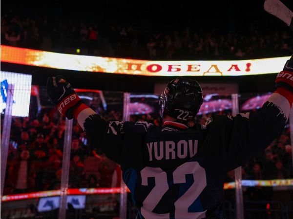 В "Металлурге" появилась новая звезда лиги. Юров стал одним из ключевых хоккеистов в системе Разина